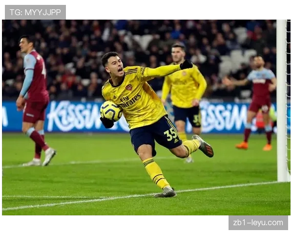 库杜斯与马丁内利:冲击型边锋的战术角色对比 库杜斯与马丁内利:冲击型边锋的战术角色对比
