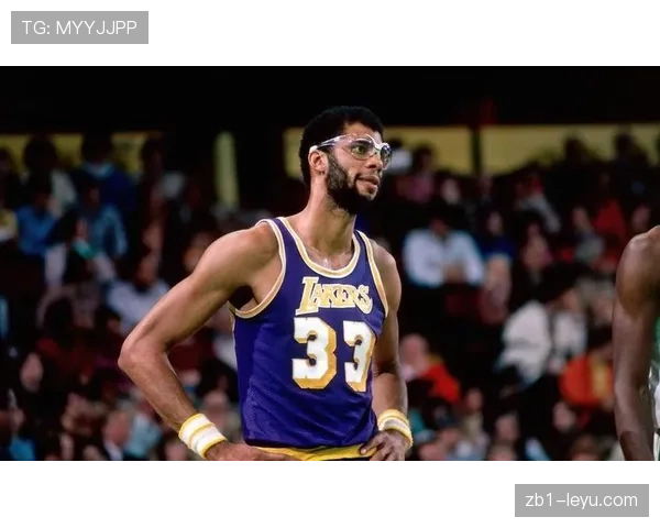 贾巴尔无球走位拉开空间，改变湖人进攻结构